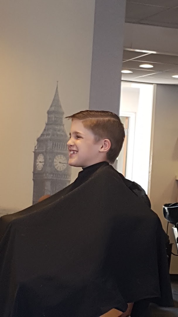 Gevel van Max Haarmode aan de Voorstraat in Fijnaart