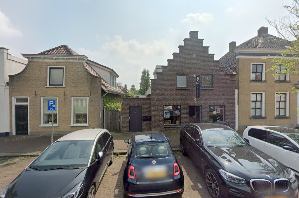 Blij jongetje na een knipbeurt bij Max Haarmode in Fijnaart